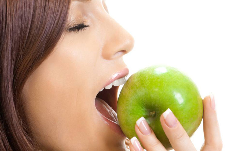 سلامت دندان با مصرف سیب
